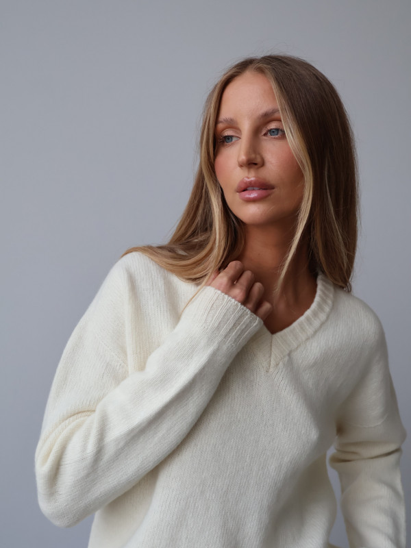 Sweter z dekoltem V 100% wełna merino premium śmietanka SELINE 6