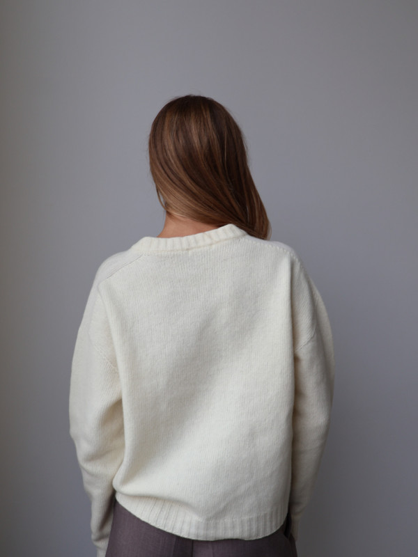 Sweter z dekoltem V 100% wełna merino premium śmietanka SELINE 8